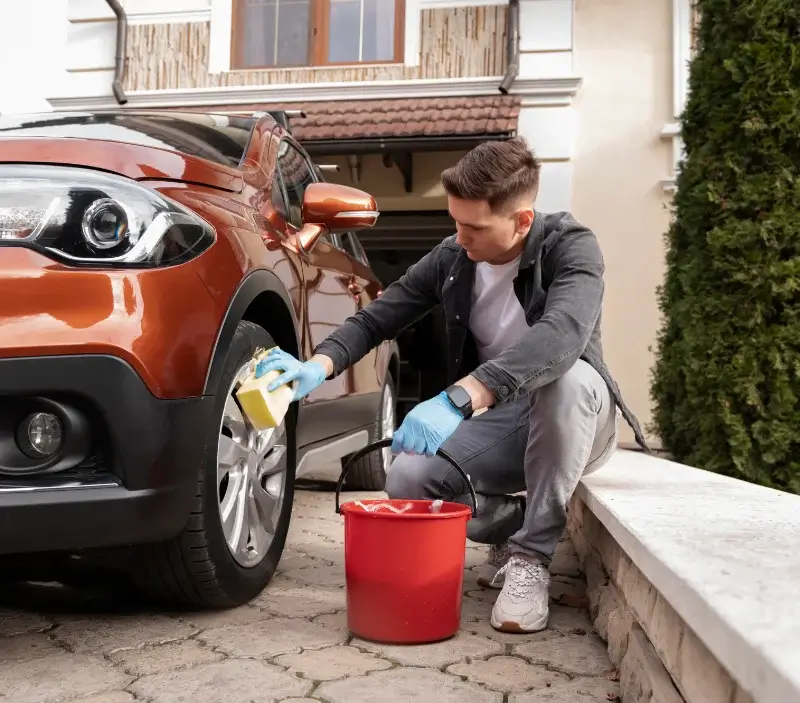 Lavage auto à domicile Bazoches-les-Hautes : professionnel intervenant sur un véhicule
